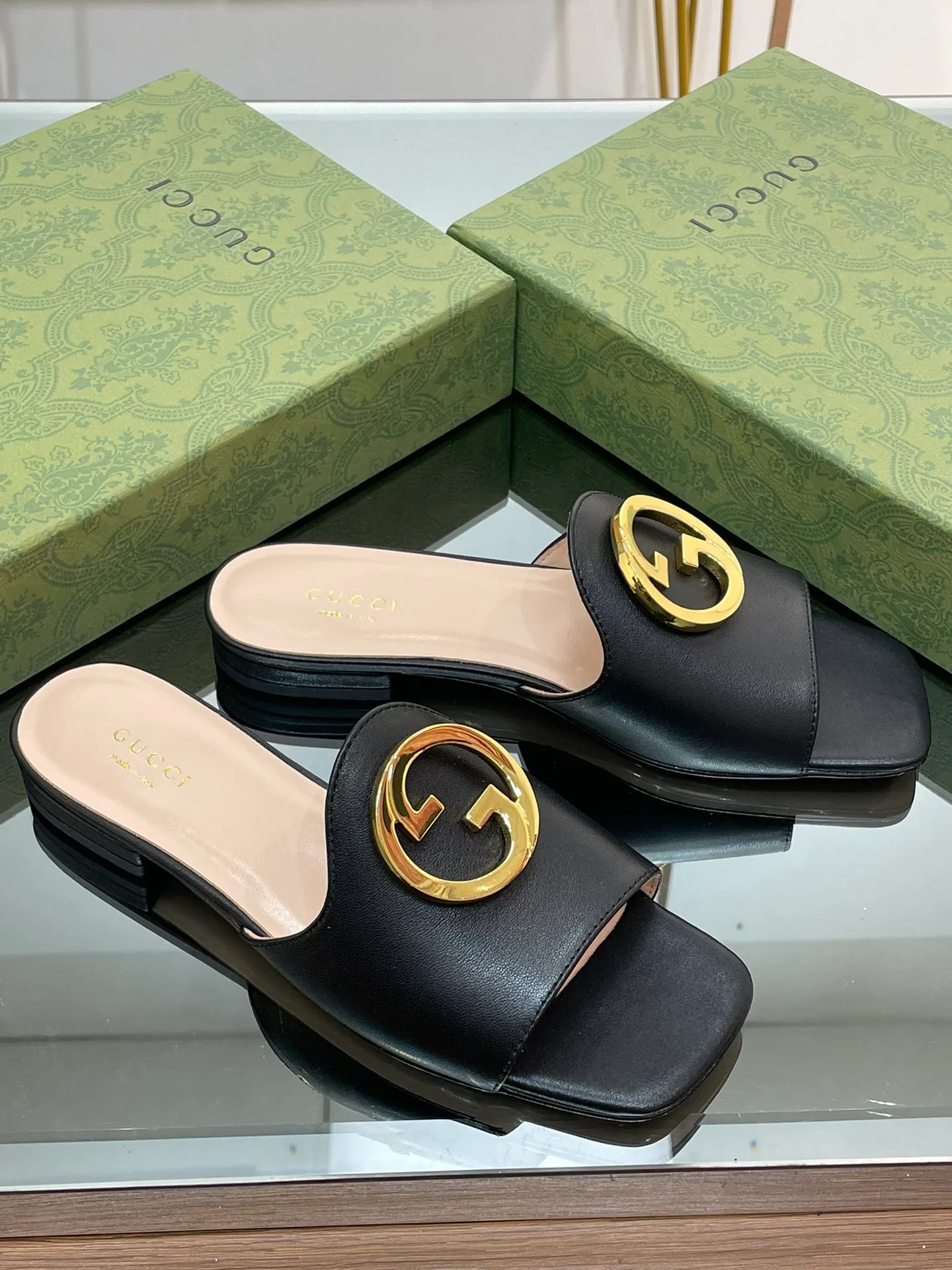 👟👟Ex-factory price 440👟👟 GuCCl high-end boutique 2024 new flat-heeled round interlocking double GG slippers, authentic original quality! Every detail has been carefully crafted and can be compared with ZG, no second quality!  Fabric: Original customized imported grain leather Hardware: Dongguan Dachang mold-opening hardware round interlocking double G buckle Lining/foot pads: High-end customized sheepskin lining Heel height: 1.0CM Outsole: Italian genuine leather sole Size: 35-41 (40 41 customized, non-returnable) Original high-end packaging!  The GucCi Blondie series made its debut in Los Angeles during the "Gucci March of Love" series of fashion shows, showing its outstanding charm on the star-studded Hollywood Walk of Fame. The new series echoes the style shown in the recent series, blending retro aesthetics and modern fashion to integrate different eras! The monogram pattern of the brand founder originates from the archive design of the 1970s, vividly interpreting this mid-heeled shoe💋👏 ●Circular interlocking double G details. High ●Italian creation Green full set of high-end original packaging